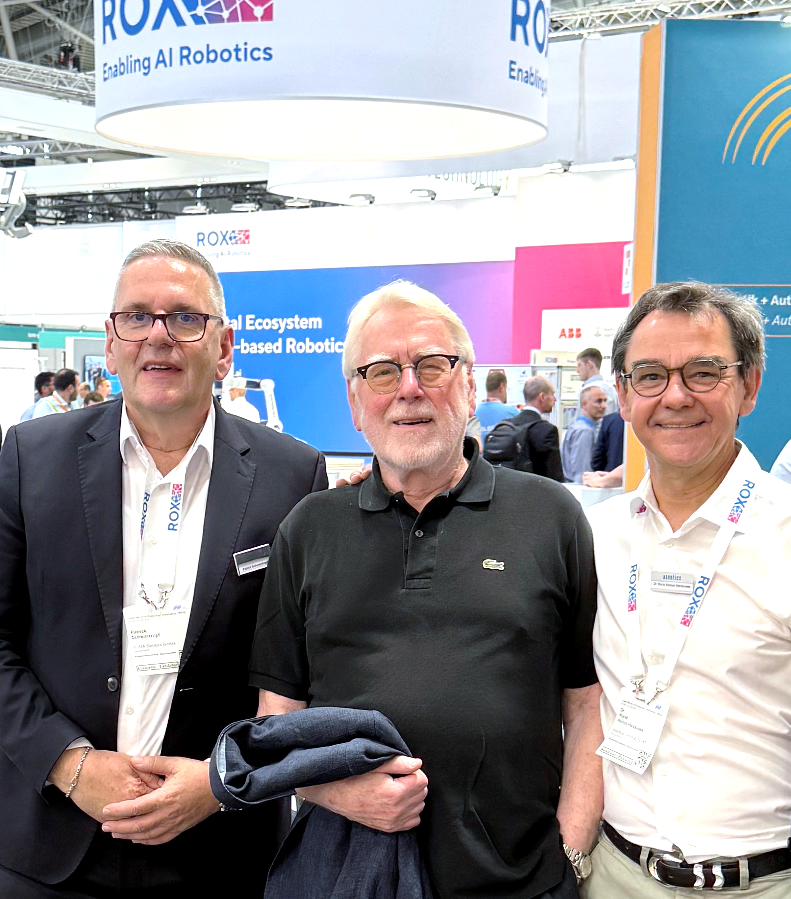 Horst Heinol und Patrick Schwarzkopf empfangen Wilhelm Stemmer am ROX-Stand_cutted